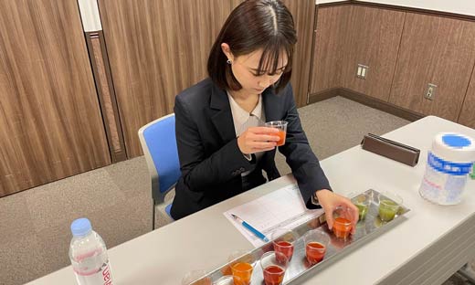 野菜飲料や果実飲料をテイスティングする様子